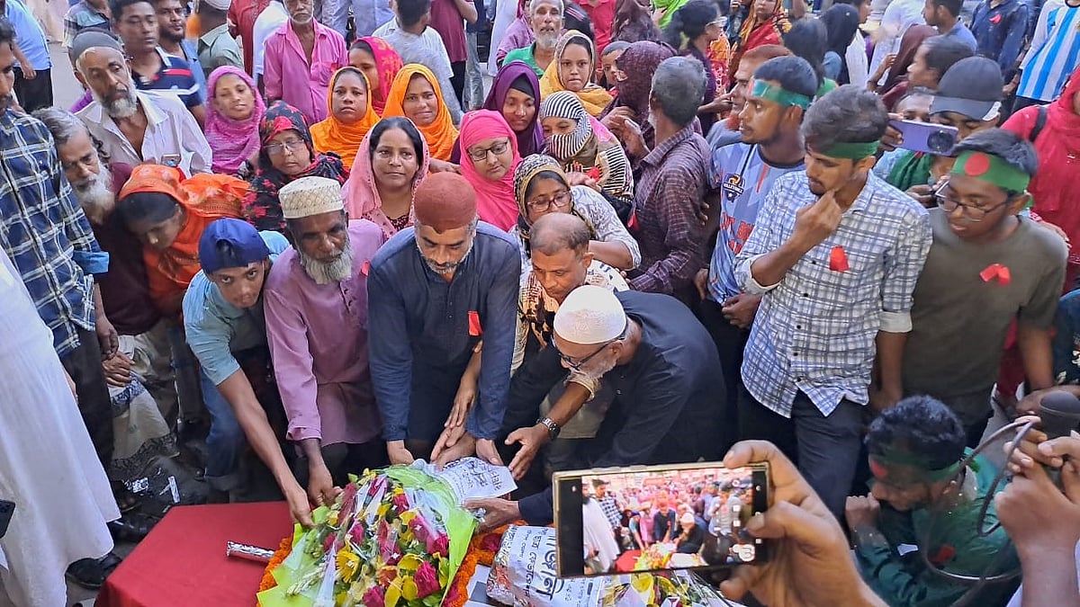 ঢাকায় গুলিবিদ্ধ হয়ে নিহত ছাত্র ফেডারেশনের নেতা জুলফিকার শাকিলের কফিনে শ্রদ্ধা নিবেদন করেন বিভিন্ন শ্রেণি-পেশার মানুষ। বৃহস্পতিবার সন্ধ্যায় বরিশাল নগরের অশ্বিনী কুমার হলের সামনে